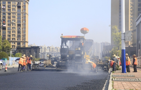 2020年3月20日上午，宜春市高士北路路面改造工程快速推進，施工現場一片繁忙景象